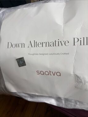 1 Saatva Down Alternative Pillow - White NEW standard queen